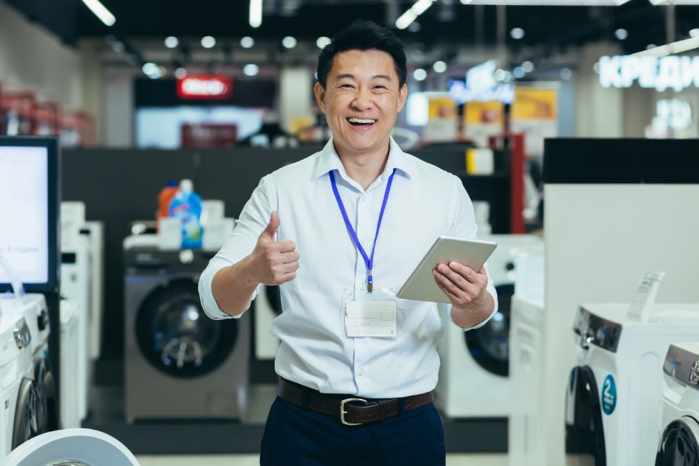 successful sales consultant in electronics superma 3x6c7cm.jpg